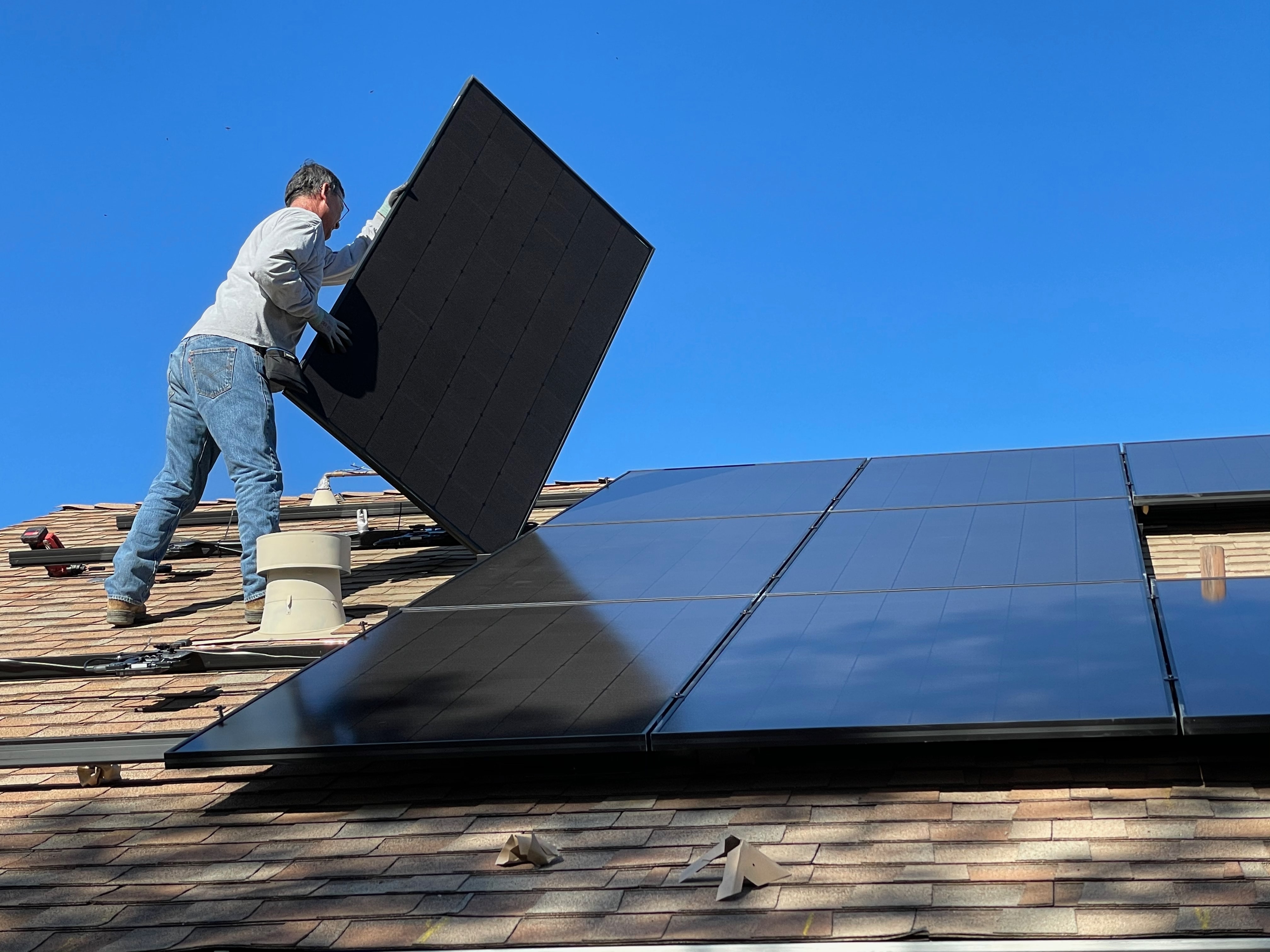 Hombre montando paneles solares