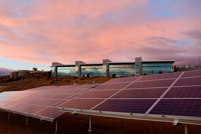 Paneles solares en construcción verde