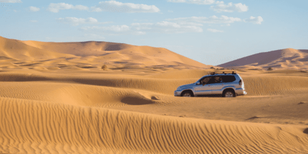 Camioneta en el desierto