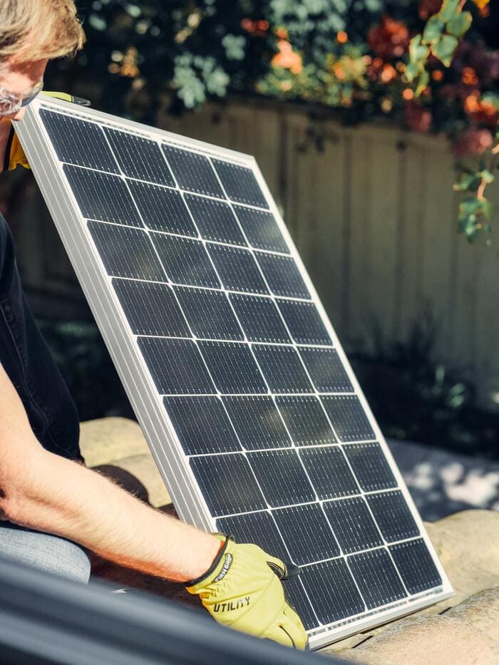Instalador con panel solar en manos