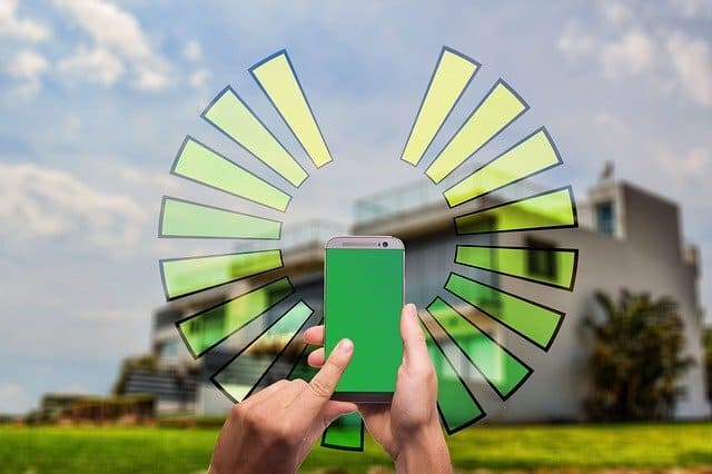 Teléfono inteligente en un ambiente verde